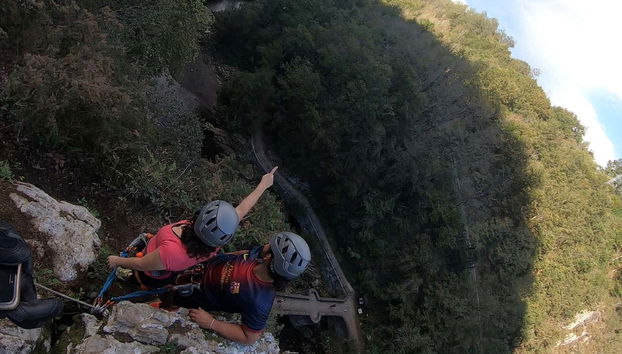 Deux personnes faisant la via ferrata