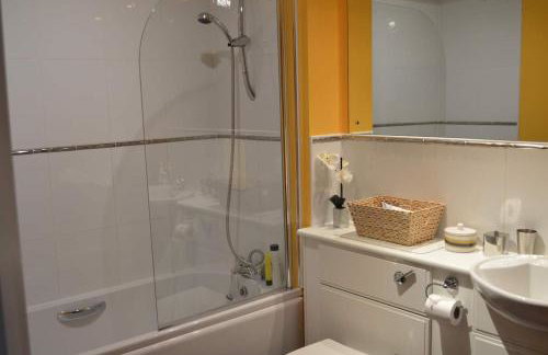 Large 2 bed flat, 2 bath, free parking & lift - Foto 28