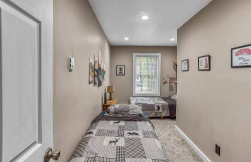 Mountain retreat w 2 fireplaces & lake - Foto 47