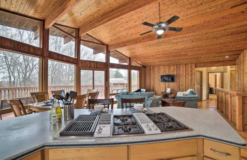 Grand Escape w/ Deck, Game Room, Nature View! - Foto 19