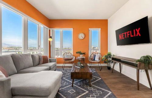 Stylish 2BD Haven with Scenic DTLA Views and Parking - Foto 42