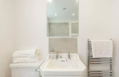 Dorney Windsor Legoland 5 Star Stay for upto 14 guests - Photo 57