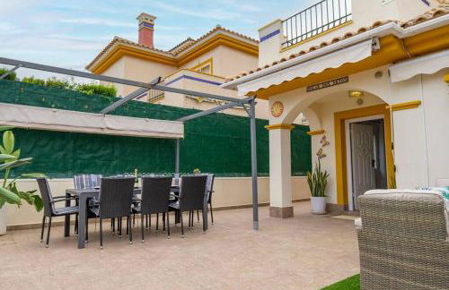 Beautiful 3 Bed Townhouse with landscaped communal pool area - Foto 23