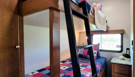 Bird House, Romance Glamping Pup Paradise Near River ADA - Foto 4