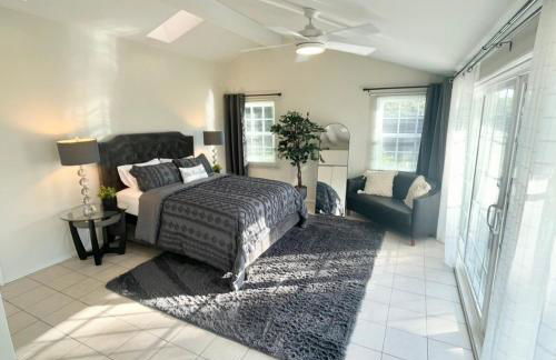 Granada Hills Private Unique Pool Luxury 4BR Family Retreat - Patio, Outdoor Dining, BBQ Grill, & Free Parking - Foto 29