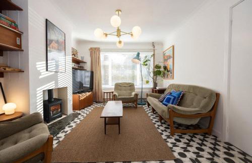 Cosy mid century Stockport with views, dog walks, woodburner - Foto 6