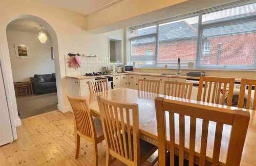 Captain's Quarters - Heart of Cowes - sleeps 11 - Foto 17