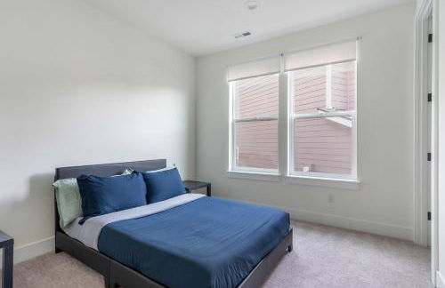 Elegant 3-Story House with Private Backyard in WA - Photo 21