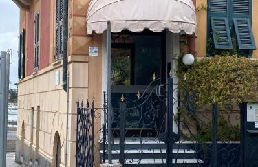 WELCOME RIVIERA - AL CASTELLO-VISTA MARE -ROMANTICO e CENTRALE a 20 METRI DAL MARE-toll parking at 15 euro per day to be booked in advance -subject to availability - Foto 23