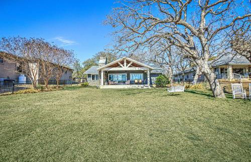 Lakefront Family Home for 12 w Picturesque Views & Patio - Foto 42