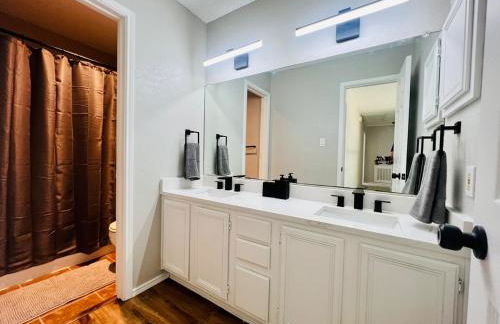 6 Bedroom Home with Pool, Centrally Located - Foto 24