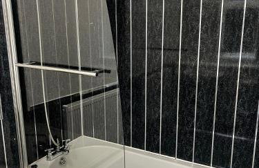 Levy Nook House 1 bed apartment 5 minute walk to Stockton town centre & Free Parking - Foto 8