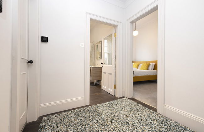 JOIVY Iconic Cockburn Street 4 Bedroom Apartment: Heart of Old Town - Foto 3