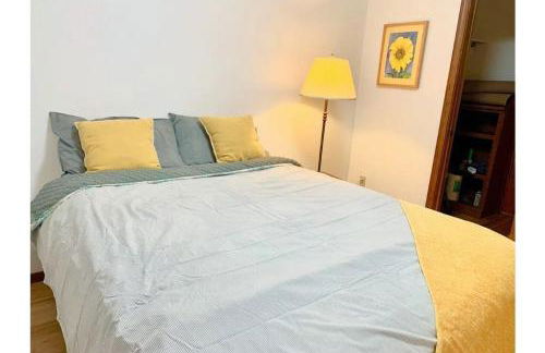 Lovely Condo Across from Downtown w Mountain View - Foto 3