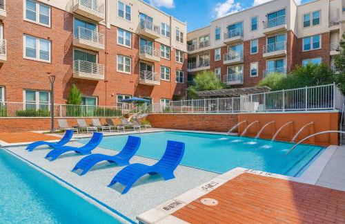 Lux Modern Apartment with Pool View & Prime Location - Foto 29