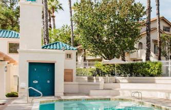 Glamorous Regal Design Home with Private Patio and Garage - Foto 1