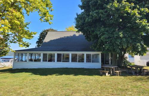 Lil's on the Lake Vintage Cottage on Crystal Lake - Foto 17