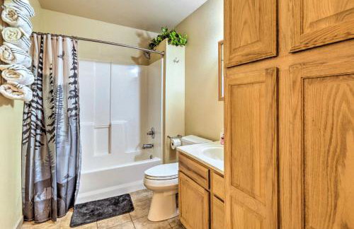 Deck and Fire Pit Lakefront Hideaway in Scranton! - Foto 12