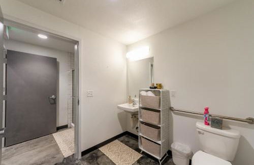 Stylish South Hill Retreat Queen Bed and Sofa Sleeper Full Kitchen Free Parking - Foto 56