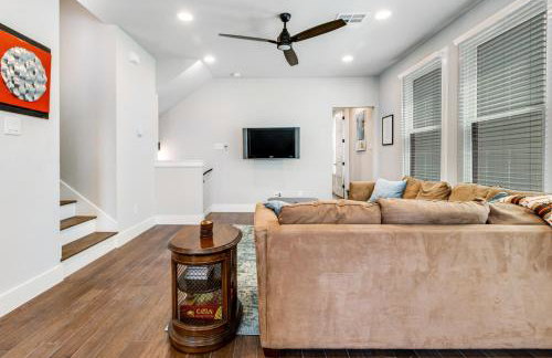 Downtown home with WiFi, central AC, furnished rooftop deck, and full kitchen - Foto 12