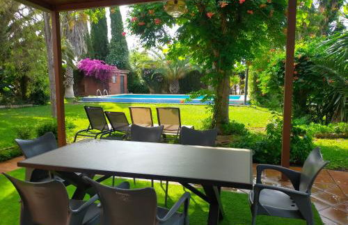 Precioso chalet próximo a Sevilla con jardín y piscina privada 8 personas Wifi gratis 2 salones 4 dormitorios 2 baños - Foto 33