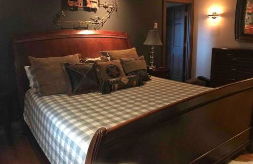 LUXURY!! Hot Tub, Pool Table, River & Petting zoo? - Foto 47