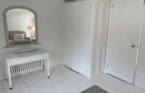 Double-Bed Bedroom, Living Room and Kitchenette, private Bathroom and Utility Room available at Willow House, Shepperton - Foto 17