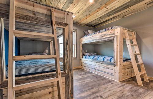 Upscale Riverfront Home with Beach and Fire Pit! - Foto 30