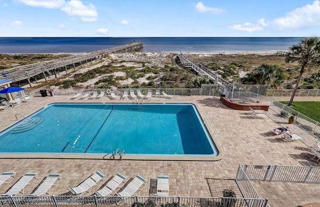 Convenience Direct Oceanfront Condo with Private Balcony by RedAwning - Photo 24