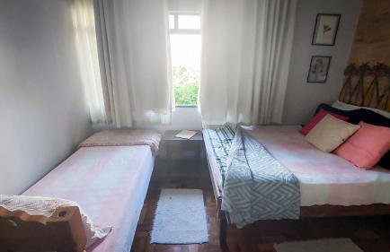 Suítes em casa centenária no centro de Socorro - Foto 6