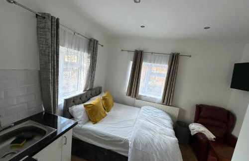 1st Studio Flat With full Private Toilet And Shower With its Own Kitchenette in Keedonwood Road Bromley A Fully Equipped Independent Studio Flat - Photo 17