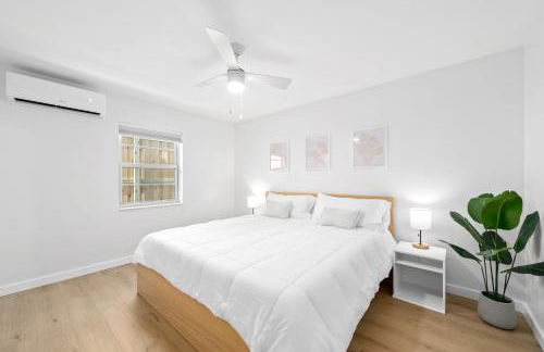 M Lake Worth Beach - Modern Villas Near West Palm Beach, Chic Retro Vibes, King Bed, Cozy Backyard, BBQ, Workspace, High-Speed Internet, Free Parking, 5 Minutes to Downtown & Beach - Foto 41