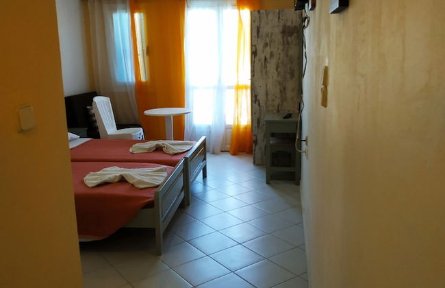 Renia Studios Standard Studio Overlooking the Swimming Pool - Foto 17