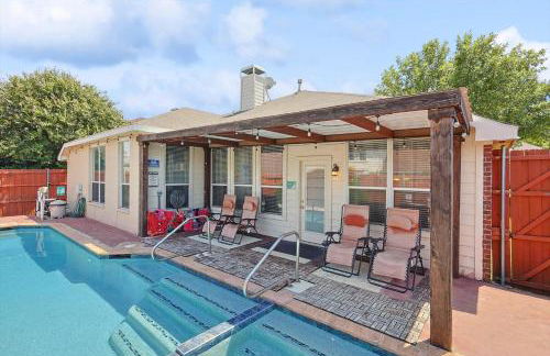 Heart of Grand Prairie 4BD with Pool & Game Room - Foto 1