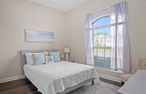 Luxury Heated Pool Home, Hot tub, King bed suite - Foto 11