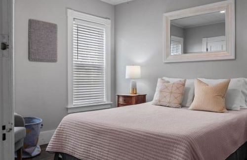 Stylish First Floor Apartment w Private Front Porch - Photo 13