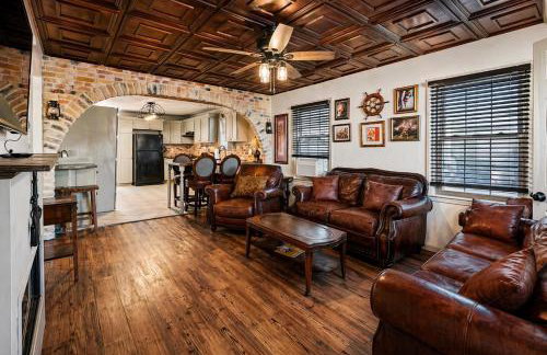 Romantic Colonial Hideaway in Historic Downtown - Pet Friendly - Foto 1