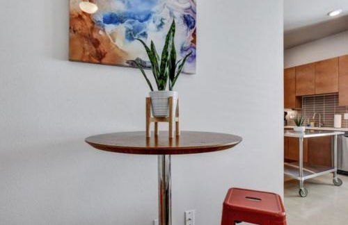 Vibrant Downtown Studio Wifi Pool Gym - Photo 18