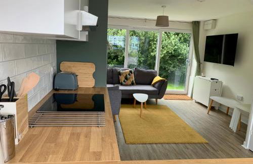 2 BR Beach Woods chalet with parking, 5 mins to beach - Foto 13