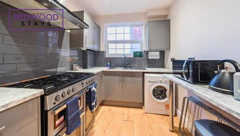 Newly Refurbished Spacious Serviced Apartment for Contractors and Families, Free WiFi & Netflix By Redwood Stays - Foto 3