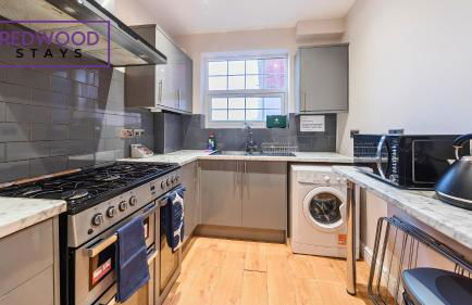 Newly Refurbished Spacious Serviced Apartment for Contractors and Families, Free WiFi & Netflix By Redwood Stays - Foto 3