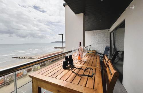 25 Breakwaters - Beach Hut is Included with this Pet Friendly Lux Apartment with Balcony, Stunning Sea Views over to Culver Cliffs & Free Parking - Photo 23