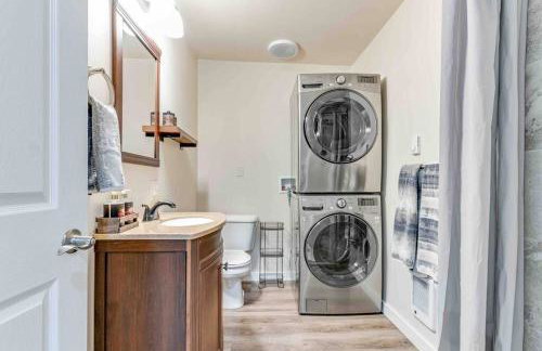 Adorable new studio with free parking and WiFi - Foto 31