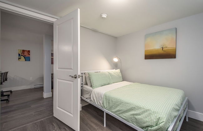 Spacious DAL & Downtown Apartments - Photo 19