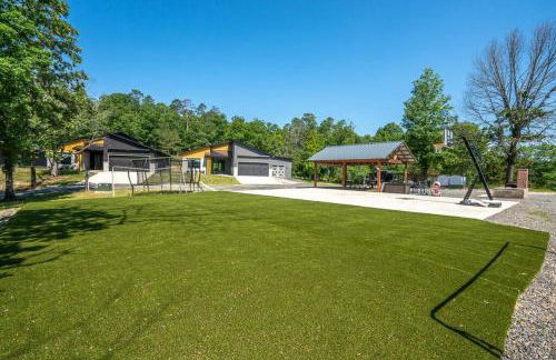 Modern Retreat 10 min-Oaklawn BBQ grill Pavillion Kids playground - Foto 19