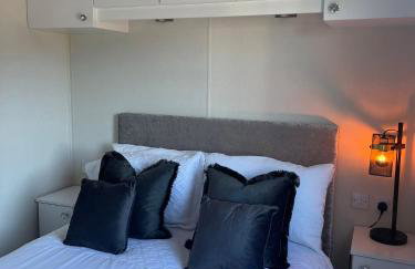 Riverside Lodge, with Hot tub on The River Severn - Photo 11