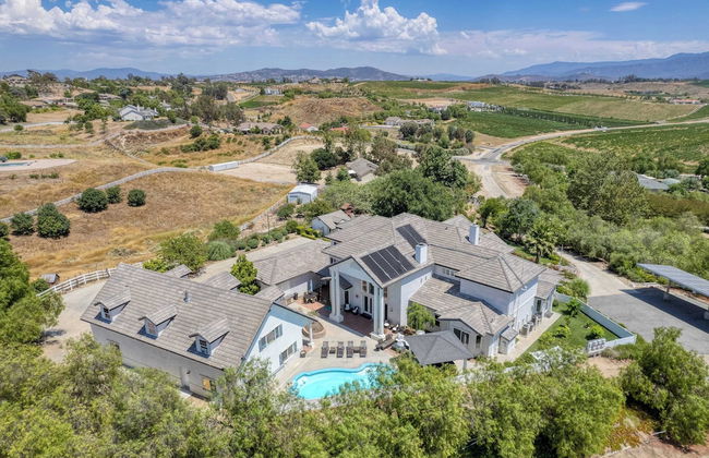 Grand Contento by Avantstay Extraordinary Estate w/ Pool & Movie Room - Photo 17