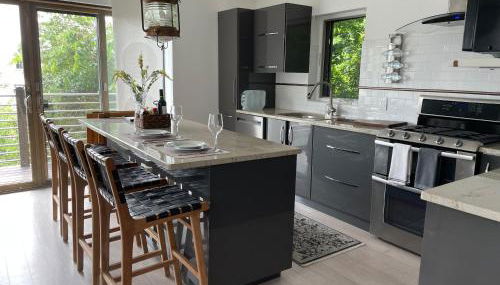 One bedroom with modern kitchen, balcony with water view - Foto 5