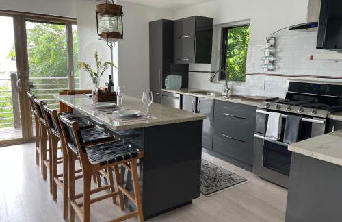 One bedroom with modern kitchen, balcony with water view - Foto 5