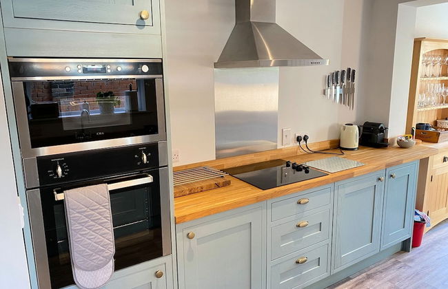 Luxurious Victorian Villa With Parking, Sleeps six - Photo 13